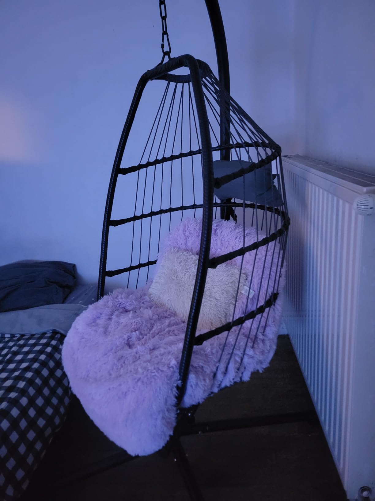 Scaun hamac tip ou suspendat pe terasă