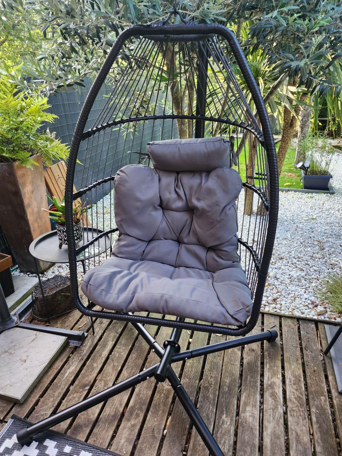 Scaun suspendat în living